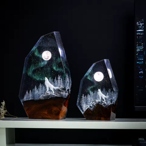 Wolf Northern Light Resin Lamp